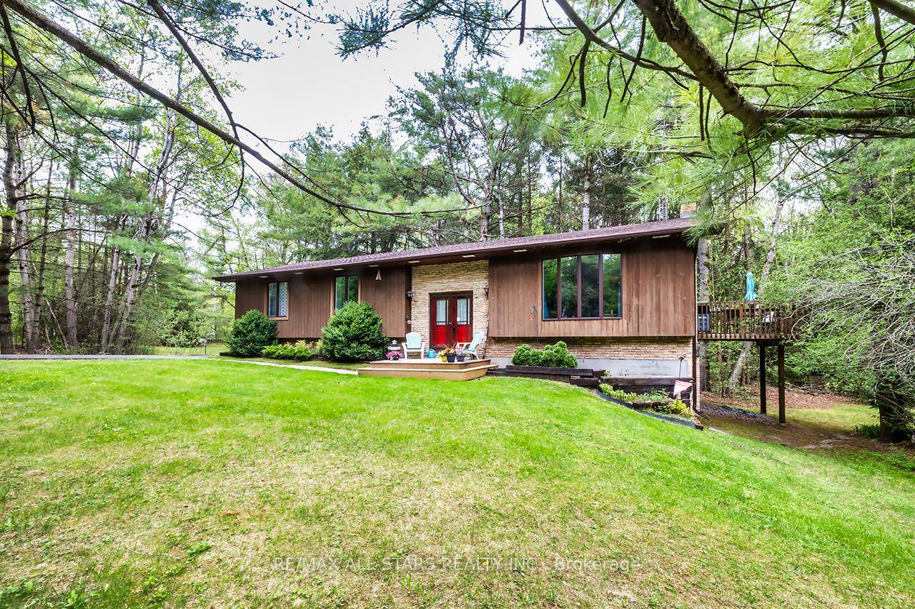 Lovely family home located in sought after neighbourhood 'The Pines Lane' !