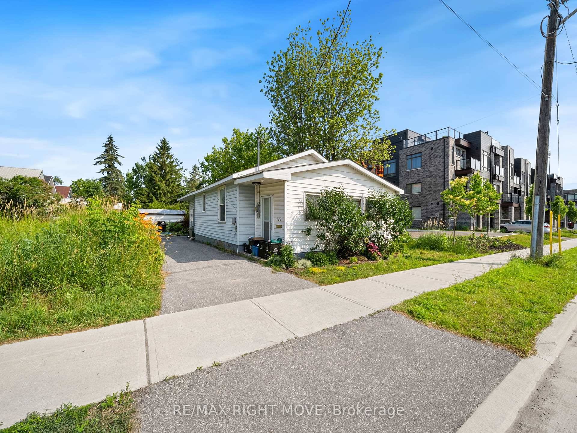 Welcome to 122 Elgin Street, just steps from Lake Couchiching and close to the new waterfront development.