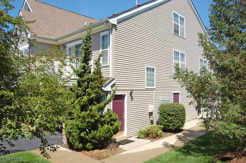 Boulder Ridge Townhouse. Spacious end unit with a daylight walk out basement.