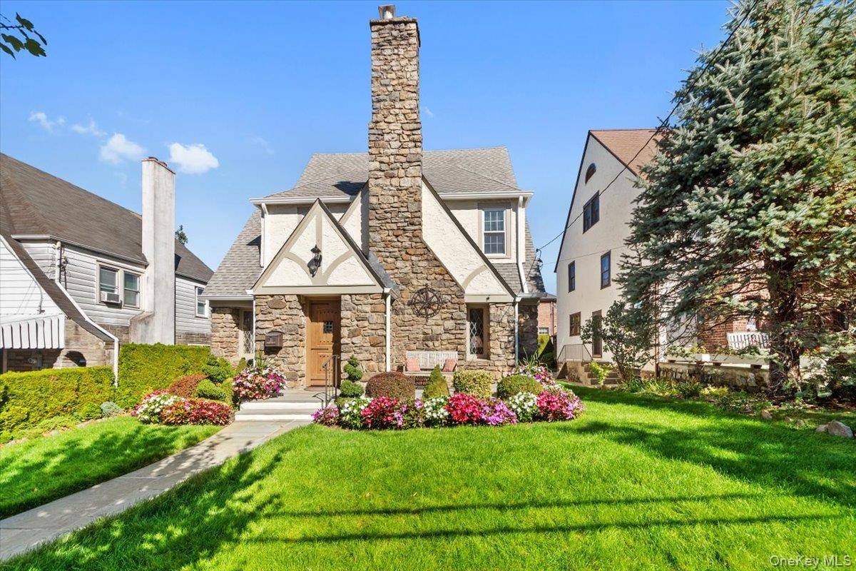 Welcome to 31 Crawford Street mailing address a k a 27 Crawford Street legal address a charming, well maintained Tudor tucked on a quiet block in desirable Lincoln Park.