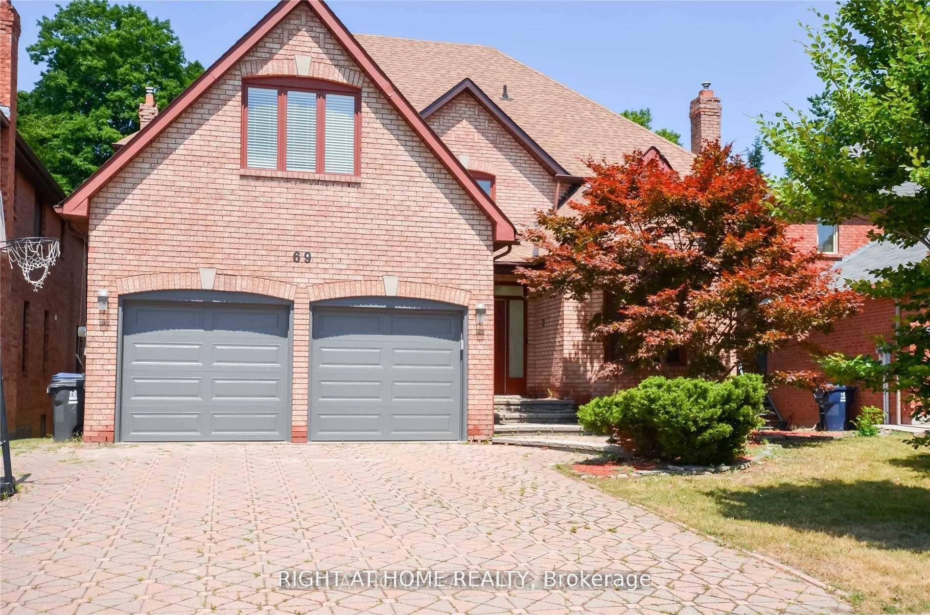 Gorgeous 4 Ensuites Custom Home On Premium Table Land Ravine Lot Located In The Remarkable Bayview Village Among Finest Homes In The Area.
