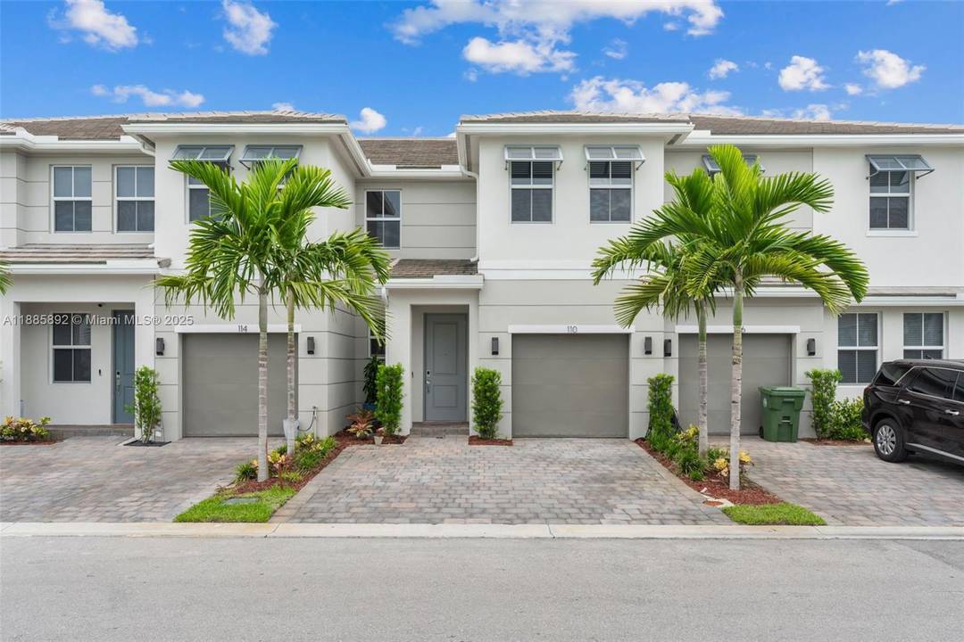 Discover Merrick Square, a luxurious gated townhome community in vibrant Pembroke Pines, FL named one of America's best cities to live !
