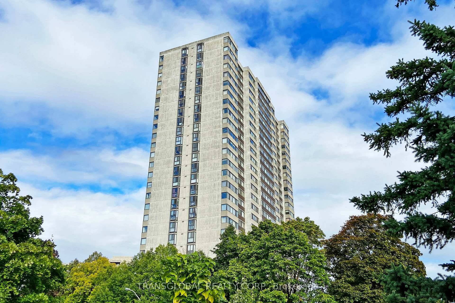 Spacious and renovated 2 bedroom plus solarium condo on the 28th floor in North York ; bright, west facing unit with beautiful sunset views ; laminate and tile flooring throughout ...