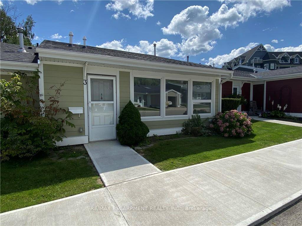 Virtually brand New 1 Bed 1 Bath Bungalow Town located in the much sought after gated community of St.