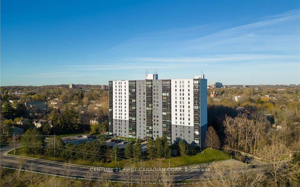 Stylish 1 Bedroom Condo with In Suite Laundry amp ; Stunning Sunset Views Rent Includes Water amp ; 2 Parking spaces !