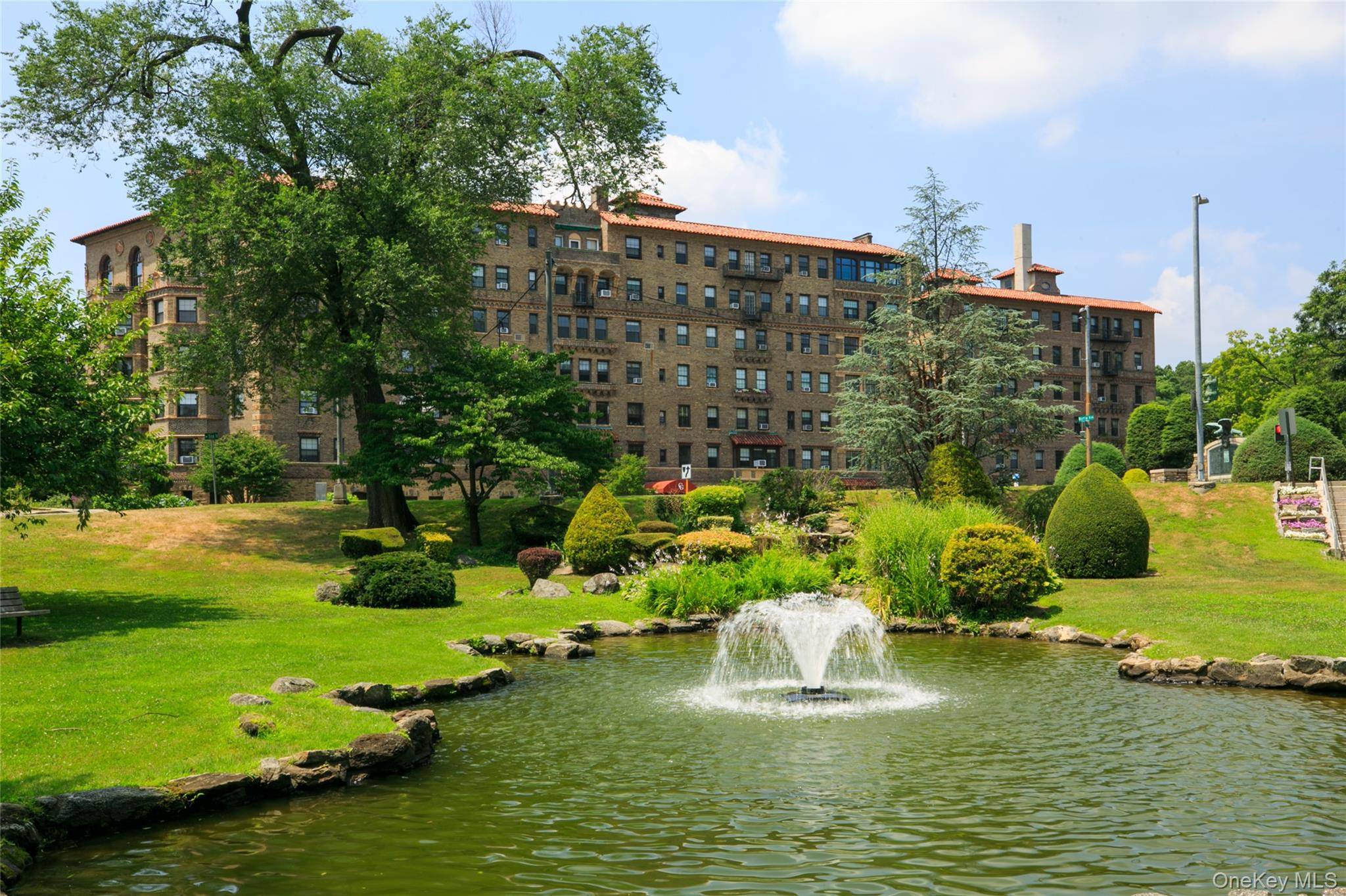 Welcome to 14 N Chatsworth, a highly sought after, pet friendly pre war condominium in the prestigious Chatsworth Gardens, located in the heart of Larchmont.