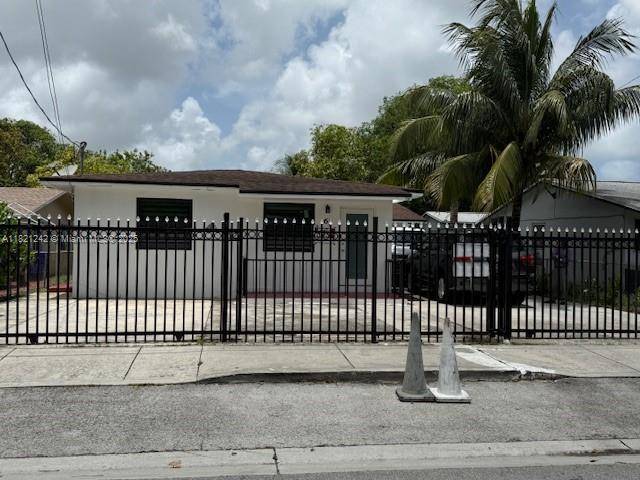 Incredible 5 bedrooms and 3 baths Duplex Excellent condition, totally renovated with new roof, central air, impact windows, fence, in the heart of Wynwood !