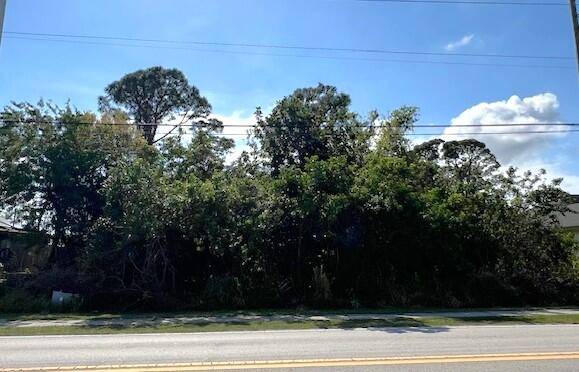 This prime lot in Port Saint Lucie, Florida, is an excellent opportunity to build your new Florida home.