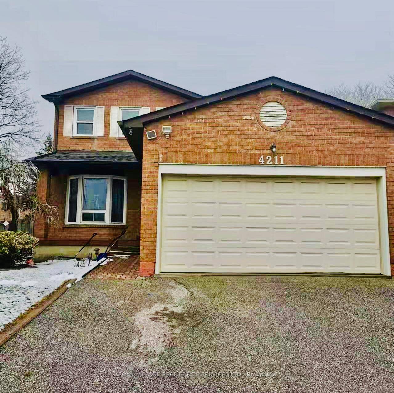 Great Location ! Detached Home at Prestigious Deer Run Area.
