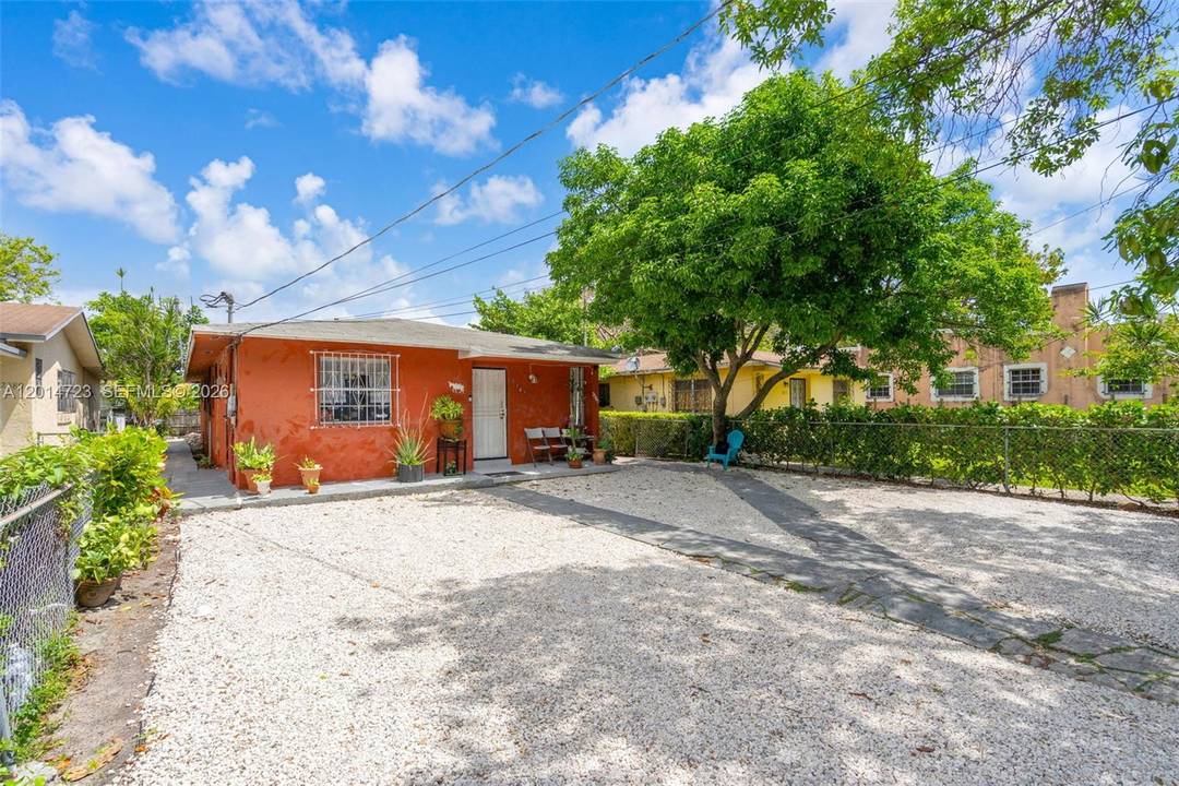 Located in the rapidly growing neighborhood of Allapattah, this multifamily duplex offers an incredible opportunity to own in one of Miami s most up and coming areas.