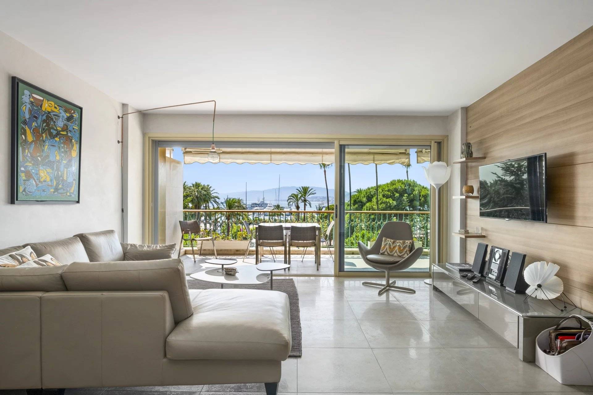 CANNES CROISETTE - Beautiful flat facing the sea