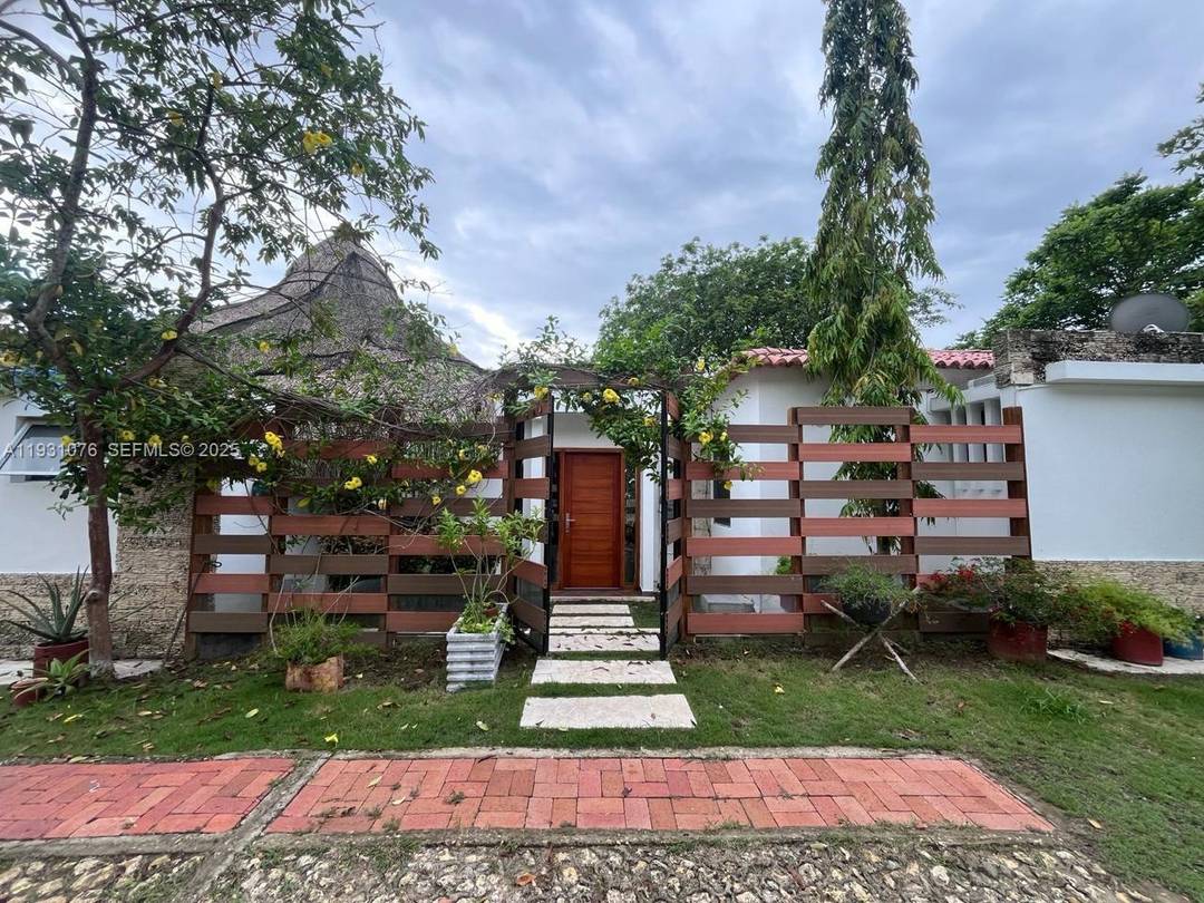 Discover an exclusive estate where nature, privacy, and comfort come together in one exceptional setting.