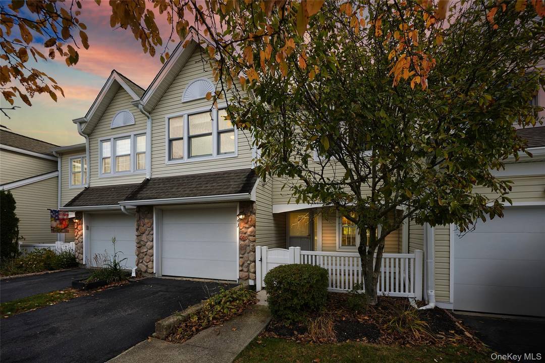 Wonderful Fox Ridge Townhome in a Prime Location.