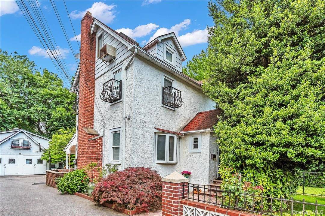 Fantastic opportunity in Great Neck !