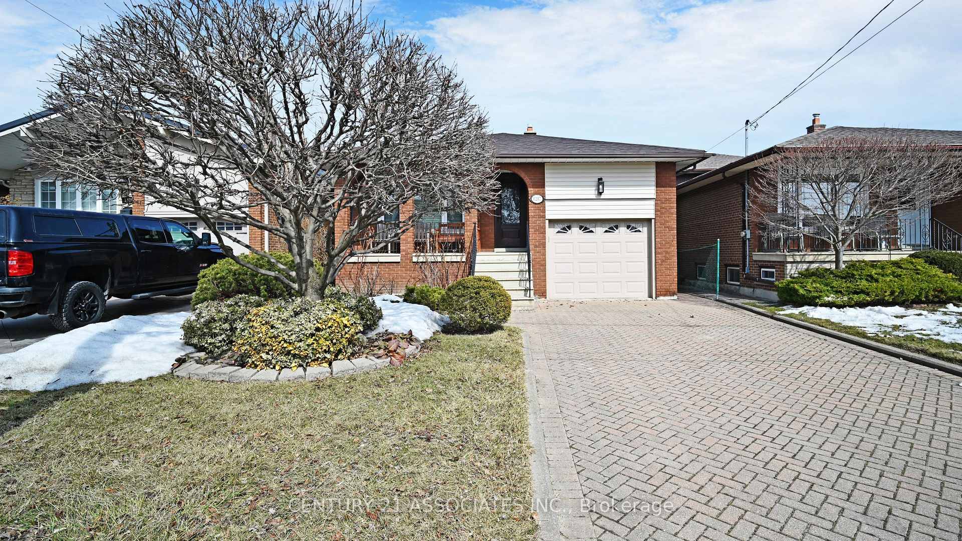Very RARE 297. 50 foot deep lot with no sidewalks.
