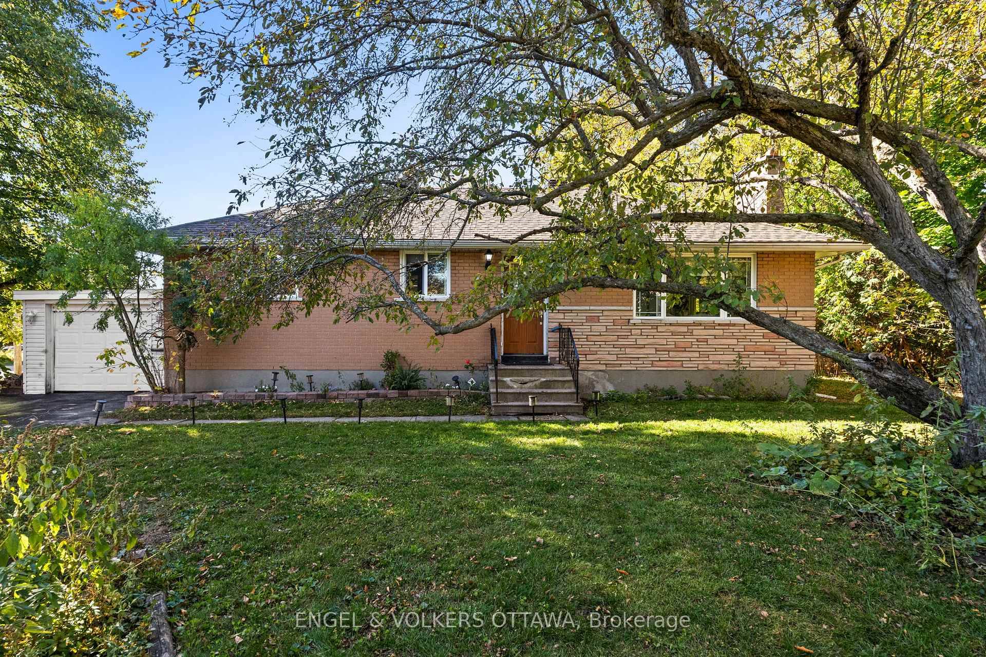 Beautifully updated and filled with natural light, 43 Cordova Street is an inviting bungalow that sits on a tree lined street surrounded by mature greenery.