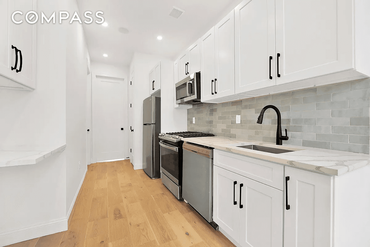 Spacious amp ; Sunny 3 Bedroom amp ; 2 Bathroom Apartment Available Immediately The Apartment Features 3 Bedrooms 1 King Size with Ensuite Bathroom amp ; 2 Full Size 2 ...