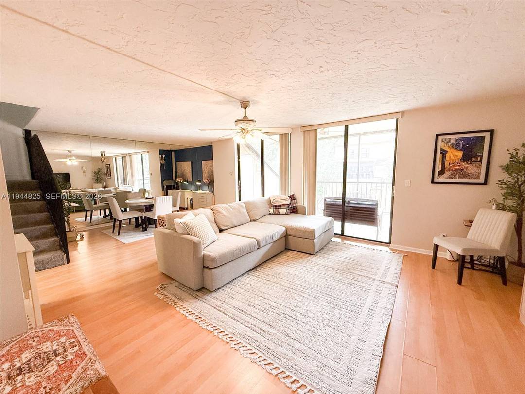 Welcome to 450 Commodore Drive, Apartment 306, in the heart of Plantation, Florida 33325.