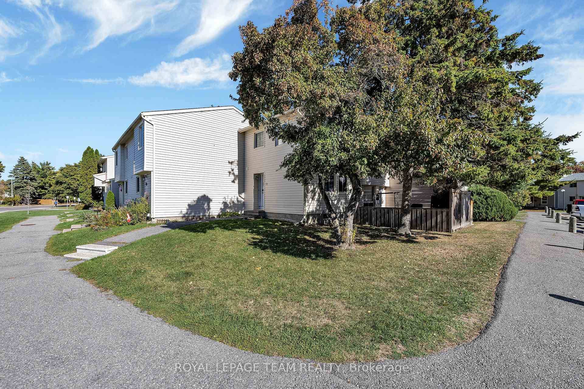 Great Value in Barrhaven only 2 owners since 1977 !