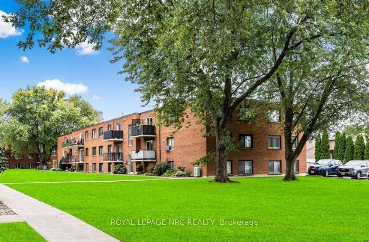 Modern and inviting, this 2 bedroom unit has large windows in one of the best condo locations in the city.