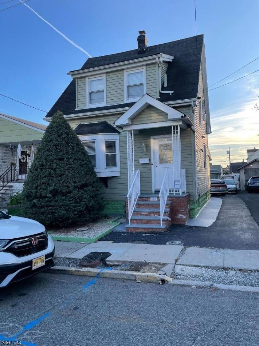 Welcome to this lovely one family home offering a spacious and functional layout.