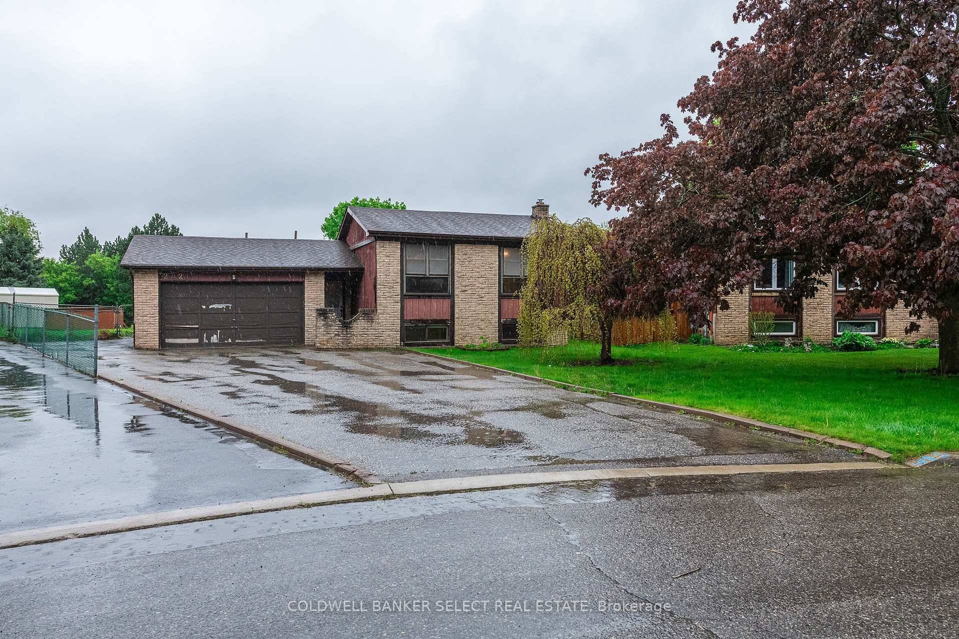 Unique opportunity for 1st time buyers, small large families and investors.