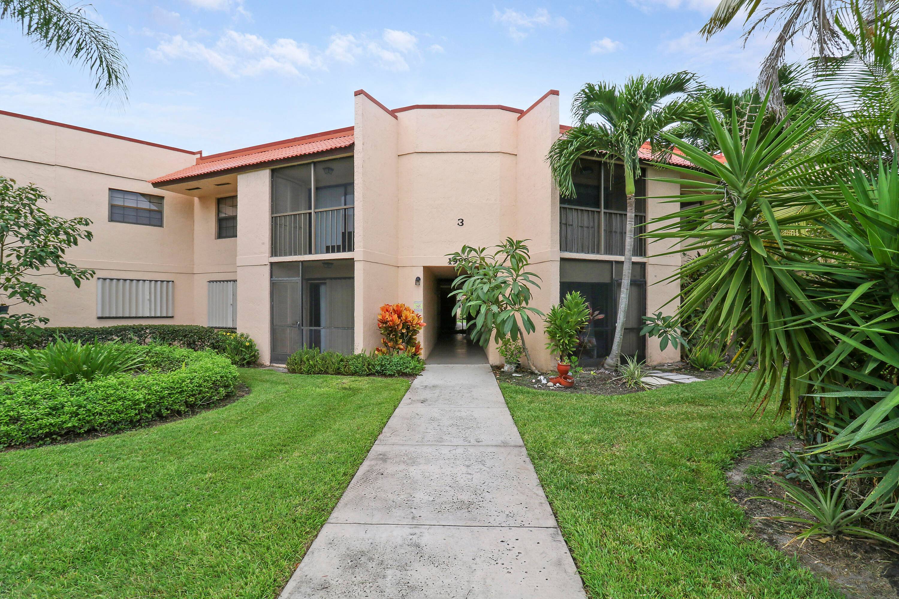 Cozy 1 bedroom 1 bathroom condo in the quiet community of Savanna Club in Jensen Beach.