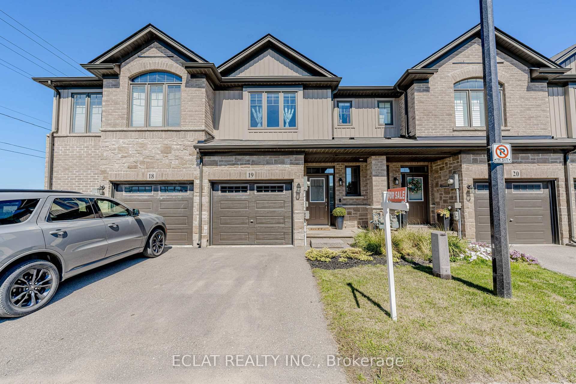 Welcome to this thoughtfully designed executive freehold townhouse, built by award winning Losani Homes.