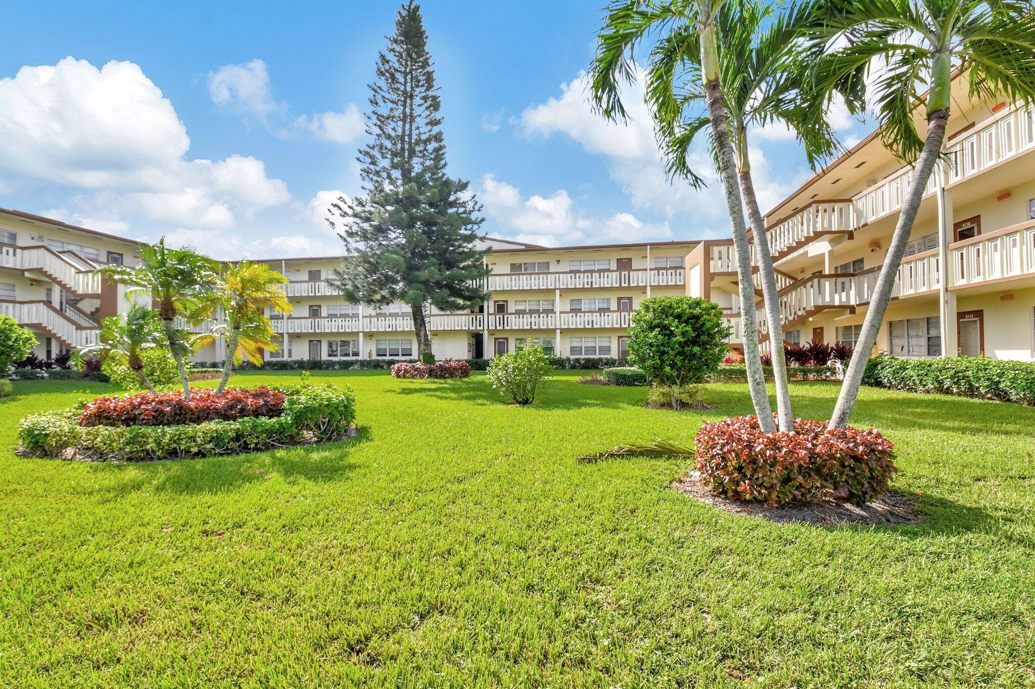 Investor's welcome ! This beautifully renovated 2 bedroom, 1.