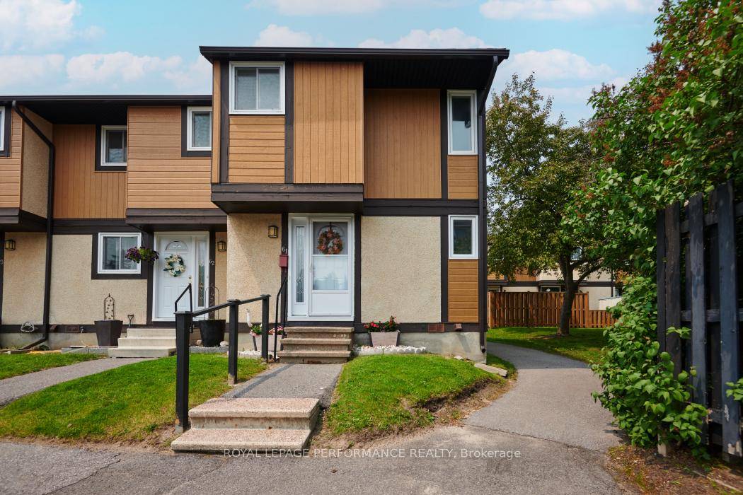 Open House June 22nd 2 00 4 00pm Welcome to this charming end unit townhome condo in the heart of South Ottawas desirable Windsor Park Village.