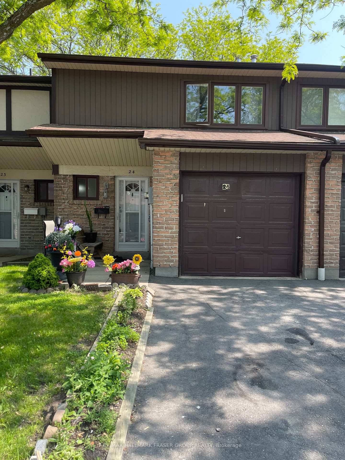 Discover the perfect blend of comfort and convenience in this charming 3 1 bedroom condo townhouse, ideally located in a vibrant, family friendly Pickering neighbourhood.