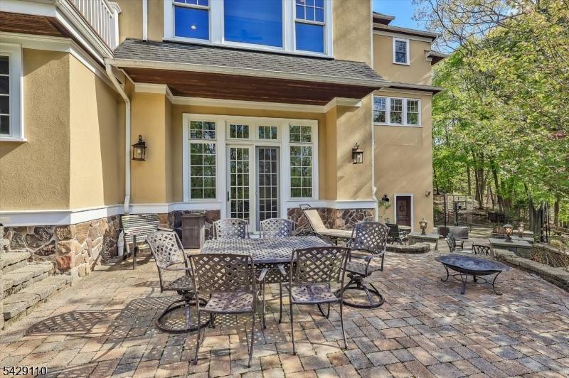 Nestled in the Hill Section of Mountain Lakes this stunning Grand Manor Hapgood blends refined, comfortable living with resort style amenities.
