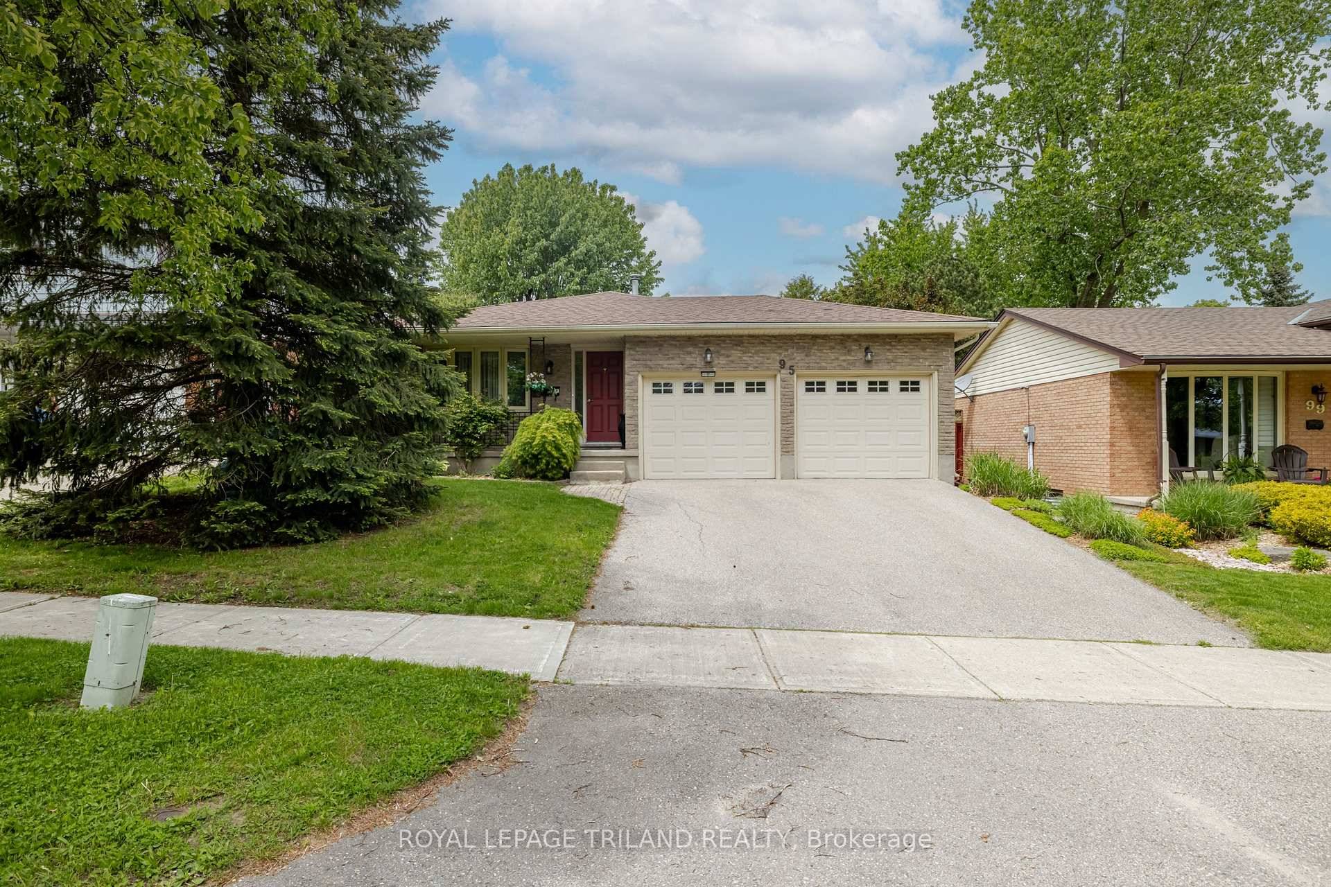 Welcome to 95 Concord Crescent situated on a quiet, mature, tree lined Crescent where schools, parks and shopping are just minutes away.
