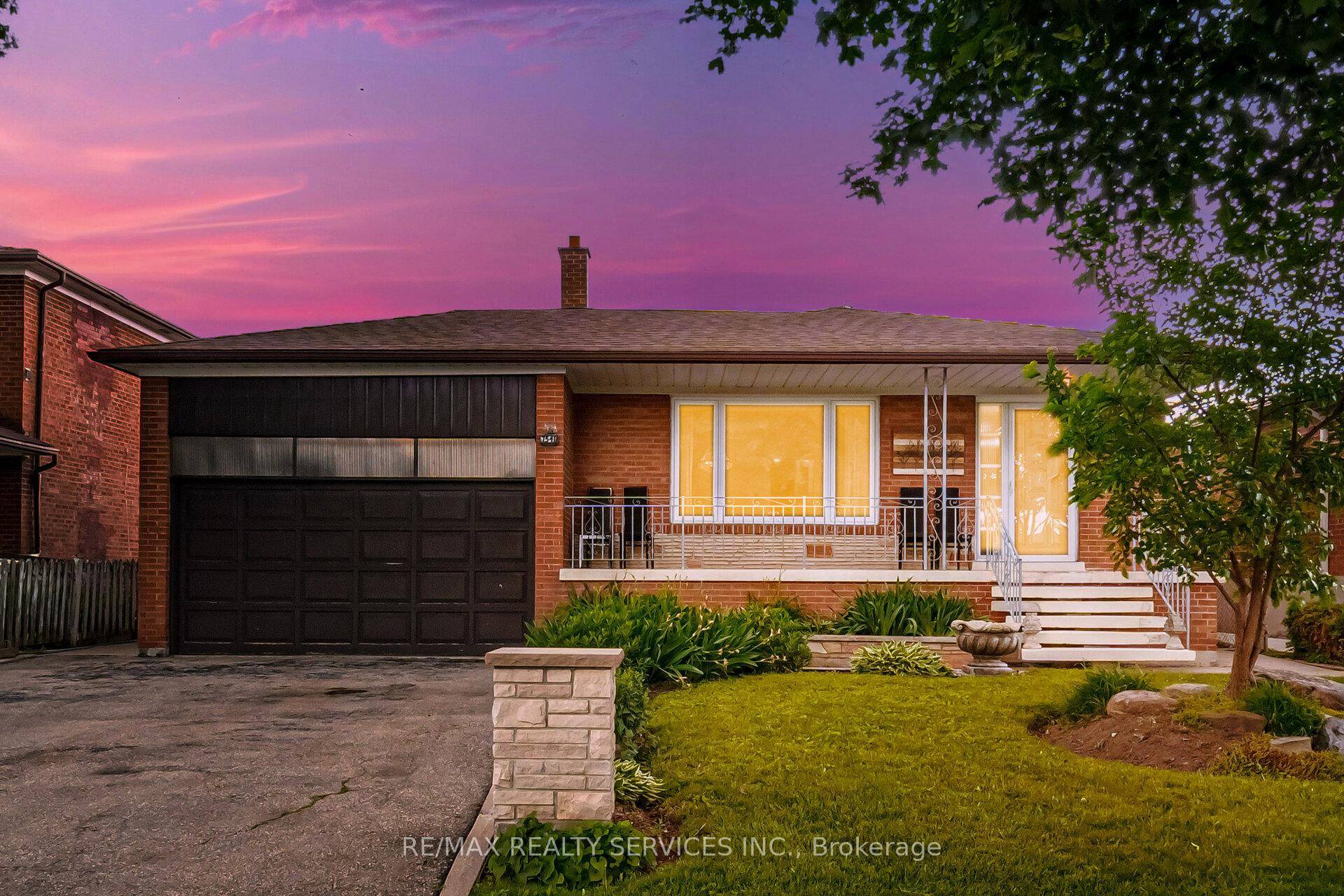 Gorgeous 4 Bedroom Bungalow on a 50x120 Ft Lot !