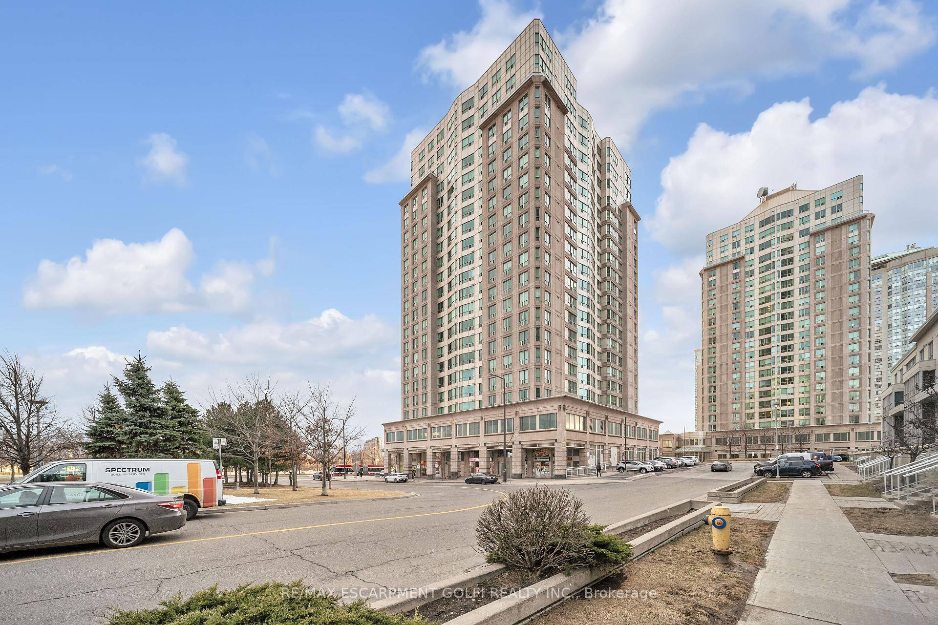 Location Location Location Right off Hwy 401, Rare 4 bedroom 3 Full bathroom on Penthouse level.
