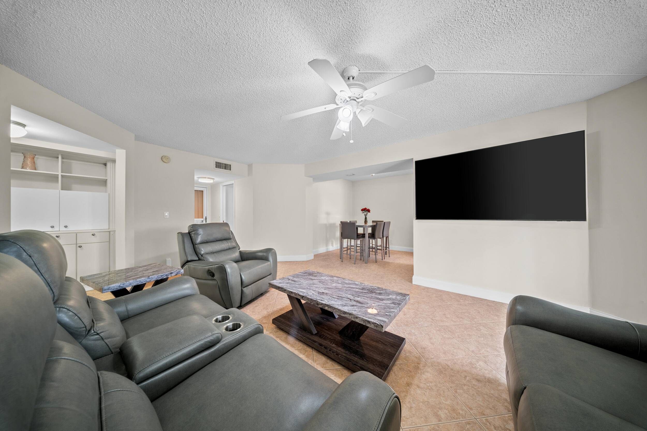 Welcome to this charming apartment in a well maintained 55 community !