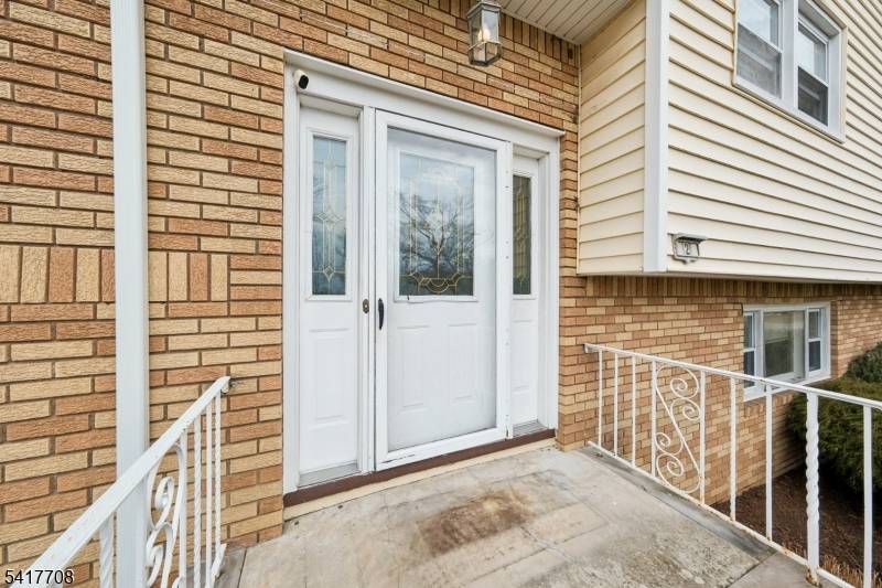 This spacious bi level 5BR 2Baths with in law suite on a large corner lot !