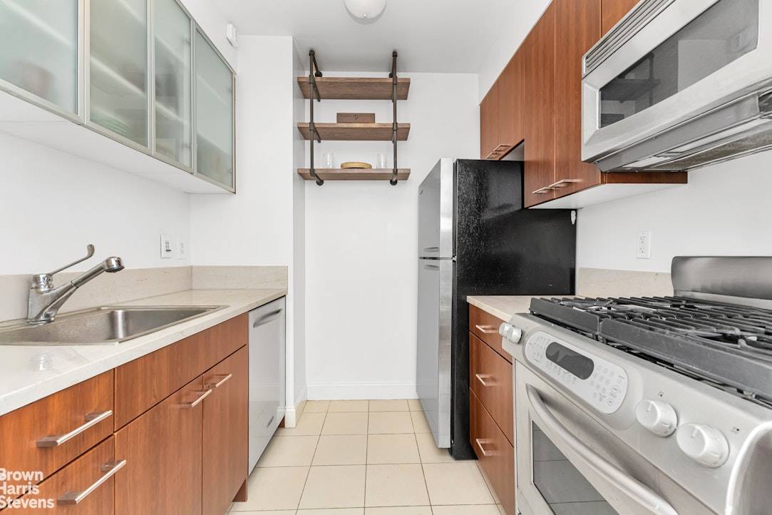 NO BOARD APPROVAL, CONDO RULES, INVESTOR FRIENDLY, PIED À TERRES WELCOME Sky High Alcove Studio with 10 Ceilings, Floor to Ceiling Windows amp ; Sweeping Views Perched on the 30th ...