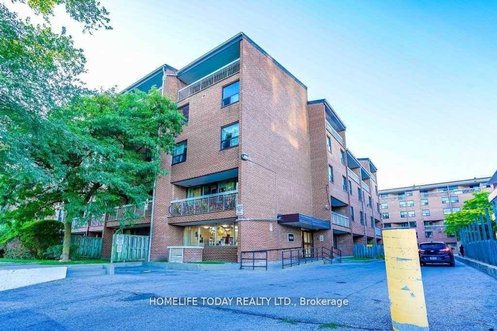 Great Location Bi Level With 3 story 3 Separate Entrances Condo.