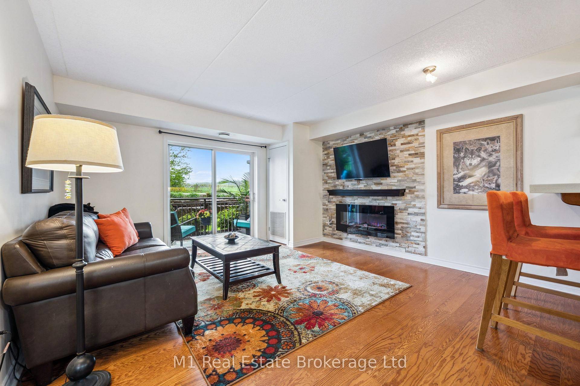 Welcome to this beautifully designed 2 bedroom, 2 bathroom home located in Guelph's desirable south end.