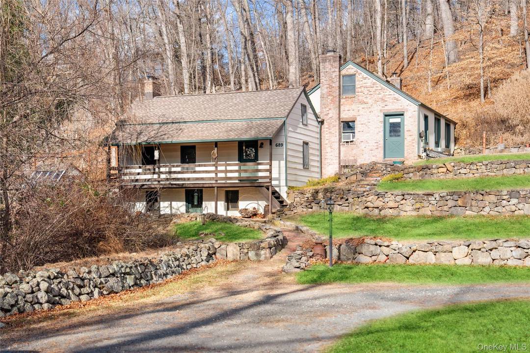 Welcome to 689 South Mountain Road, a spectacular and storied country retreat set along one of New City s most scenic roads just a 35 minute drive to the George ...