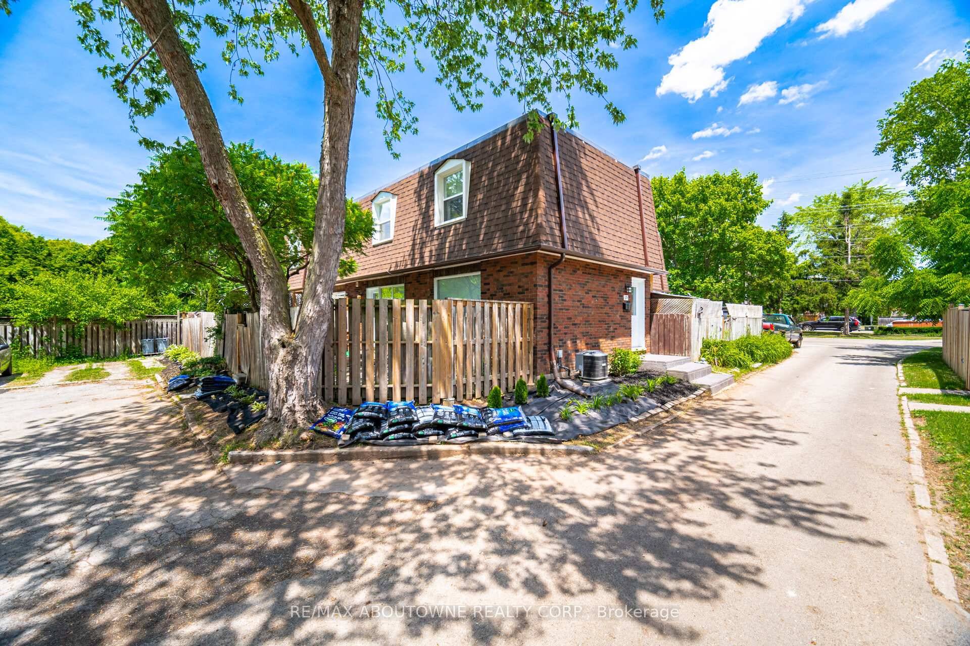 Beautifully Renovated 3 Bedroom Townhome in Desirable LaSalle, Burlington.