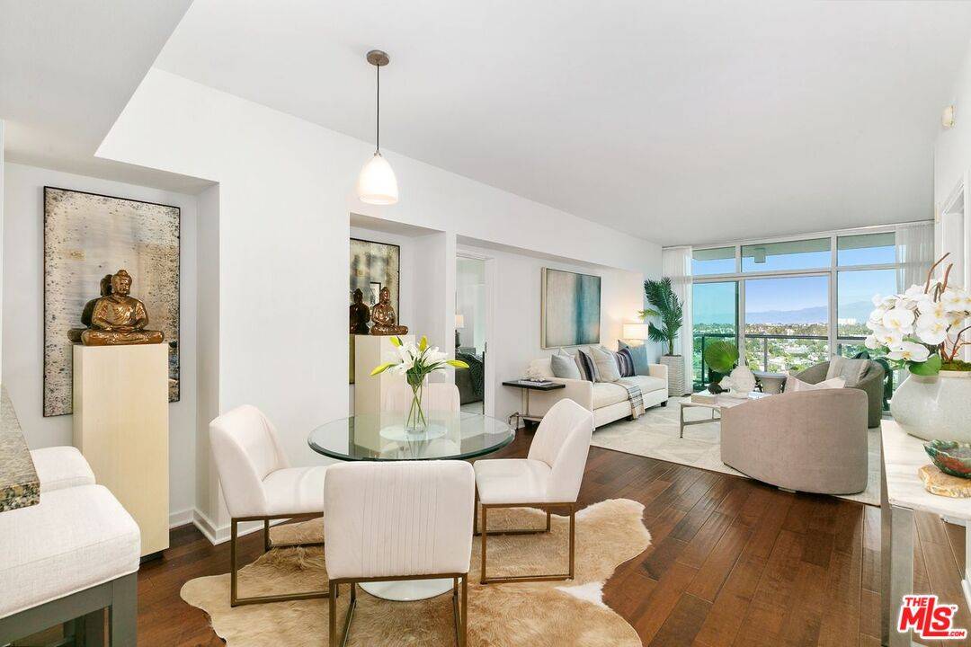 13700   Marina Pointe Dr LA