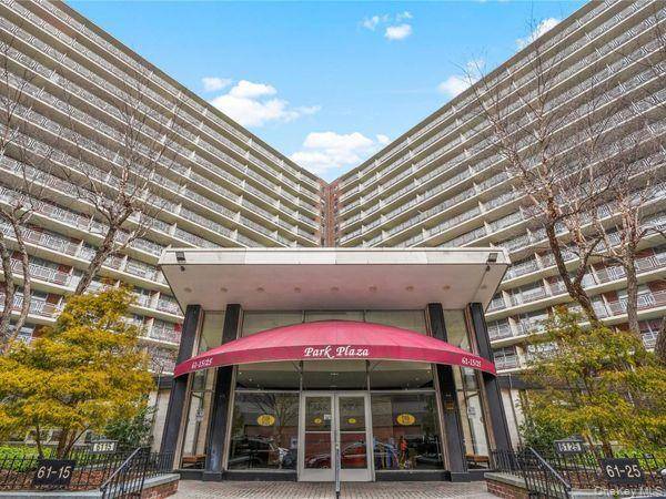 This corner unit features two bedrooms, two full baths with a private terrace, only 1 common wall in the whole unit !