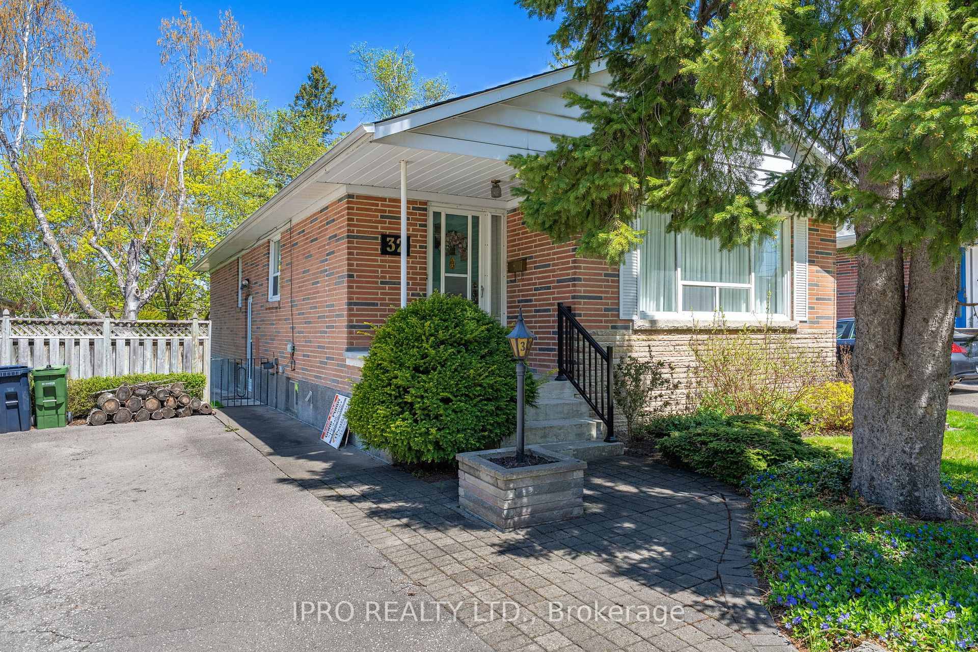 Extremely well cared for Bungalow in the desirable location of Stonegate Queensway area.