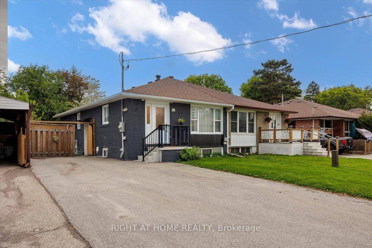 Elegantly updated, move in ready semi detached bungalow in a prime Newmarket location !