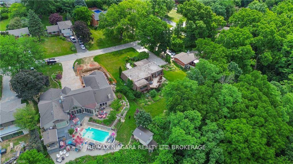 Welcome to this incredible property, perched atop the escarpment, located on a tranquil cul de sac in prestigious Bevan Heights.