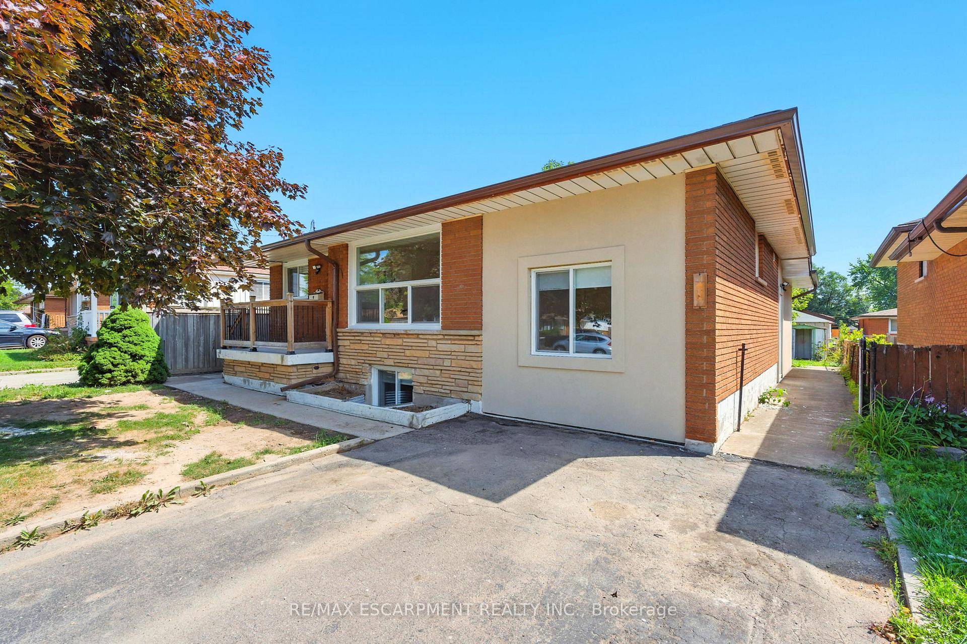 This fully renovated unit offers excellent value without compromising on quality.