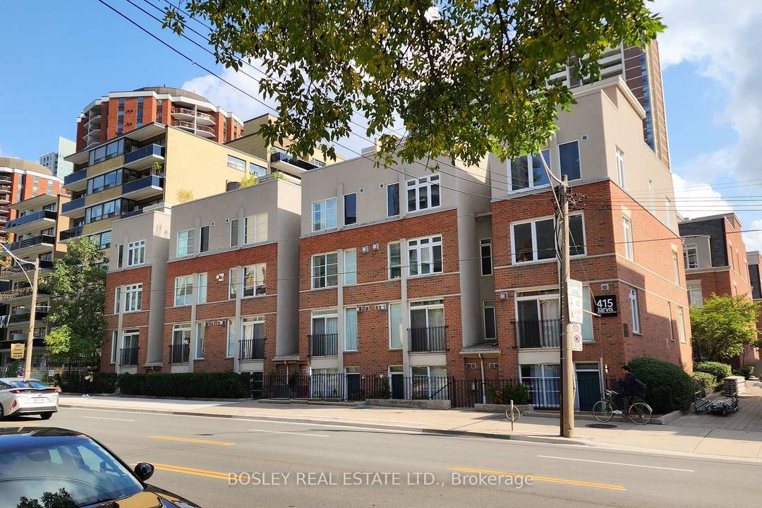 Enjoy this fully furnished, bright and beautifully renovated condo and discover the ease and convenience of urban living downtown.