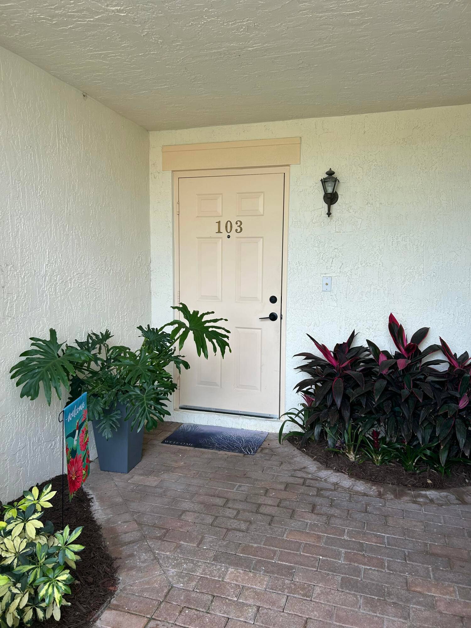 Beautifully renovated condo just minutes from the ocean in highly sought after Fountianhead.